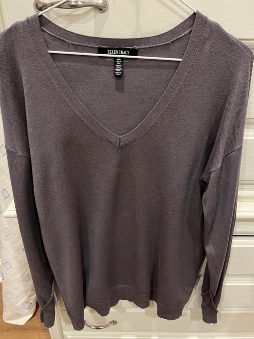 Ellen Tracy gray v-neck sweater size medium